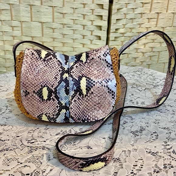 Vince Camuto ReptileLeather and Straw Crossbody 9in L x 6in H x 2in W - Picture 4 of 10